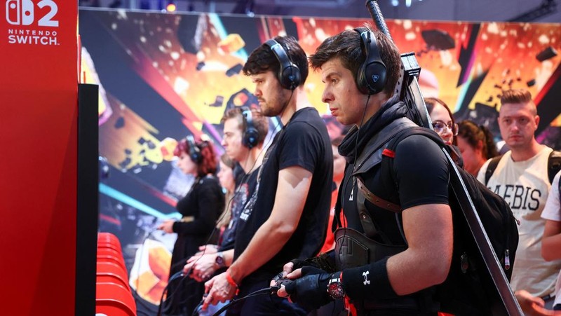 People play Metal Gear Solid during Gamescom 2025, a computer and video game industry event, in Cologne, Germany August 20, 2025. REUTERS/Leon Kuegeler