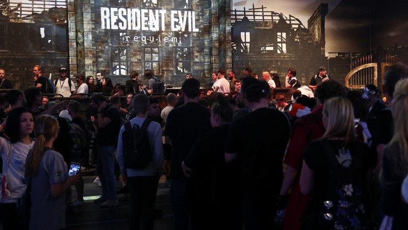 People play Metal Gear Solid during Gamescom 2025, a computer and video game industry event, in Cologne, Germany August 20, 2025. REUTERS/Leon Kuegeler