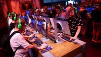 People play Metal Gear Solid during Gamescom 2025, a computer and video game industry event, in Cologne, Germany August 20, 2025. REUTERS/Leon Kuegeler