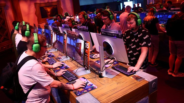 People play Metal Gear Solid during Gamescom 2025, a computer and video game industry event, in Cologne, Germany August 20, 2025. REUTERS/Leon Kuegeler