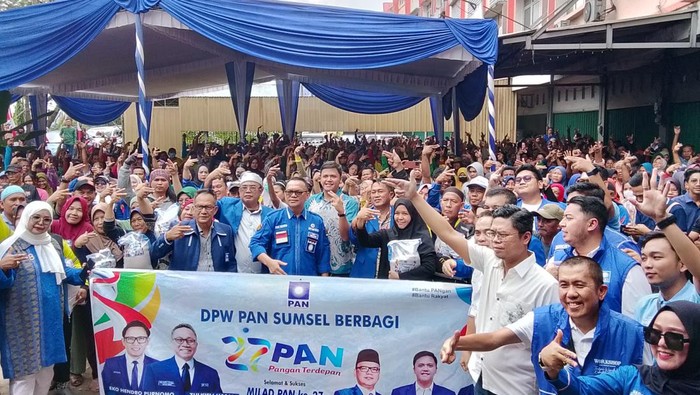 Ketua DPW PAN Sumsel, Joncik Muhammad berikan bantuan ke masyarakat dalam rangka HUT ke-27.