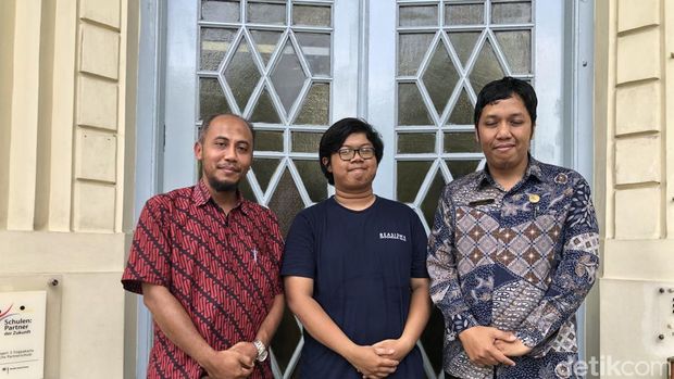 Ketua Tim Gaspol Agus Riadi, Jose Rizal Elevenialdy Justisio Habie, dan Waka bidang Sarpras Rudy Hartanto di SMAN 3 Jogja, Kamis (21/8/2025).