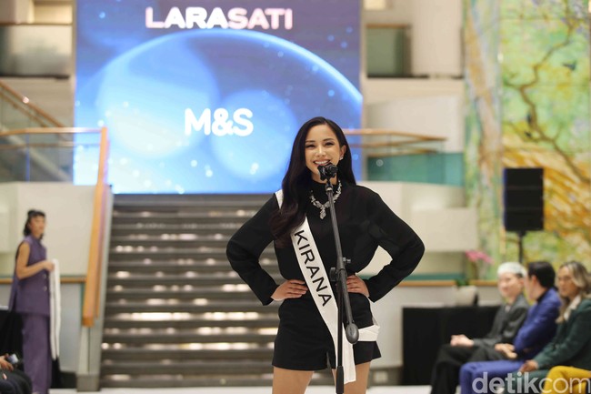 Kirana sendiri sempat mendaftarkan diri sebagai Dewan Perwakilan Rakyat Republik Indonesia pada 2019 untuk daerah Jawa Barat 1 dari Partai Demokrasi Indonesia Perjuangan. Namun dia tidak terpilih dalam pemiihan suara. Untuk menghadapi dunia pageant, Kirana mengaku tidak datang tanpa bekal. Foto: Pradita Utama.