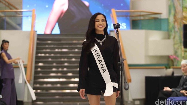Semakin bersinar di usia yang tak lagi muda, Kirana Larasati ingin menjadi cerminan bahwa usia bukan penghalang untuk terus berkarya dan tumbuh. Dia pun merasa bangga jika memang menjadi finalis Miss Universe Indonesia tertua.”Saya melihat circle saya di atas 30-40 tahun, saya melihat ada keberagaman pilihan di kehidupan mereka. Merawat anak, terus bekerja dan mulai perjalanan baru. Itu adalah sesuatu hal yang wajar, pilihan mereka harus kita dukung sebagai women empowerment, lanjutnya lagi. Foto: Pradita Utama.