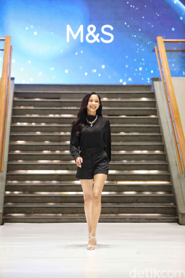 Aktris, Influencer dan PADI Diving Instructor ini mengungkapkan ingin menyuarakan isu-isu yang dekat di hatinya terutama tentang kesejahteraan dan keamanan anak-anak melalui Miss Universe Indonesia. Sebagai seorang ibu, Kirana membawa perspektif yang emosional dalam advokasinya. Ia percaya, anak adalah pondasi masa depan bangsa. Foto: Pradita Utama.