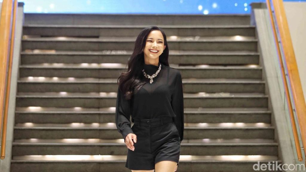 Video Perbedaan Dunia Aktris dan Beauty Pageant Menurut Kirana Larasati