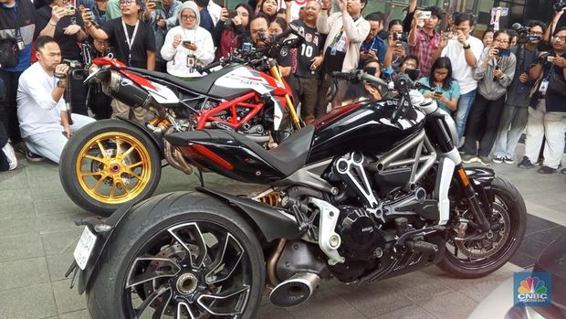 Komisi Pemberantasan Korupsi (KPK) menampilkan sedikitnya 15 kendaraan roda empat dan 6 kendaraan roda dua menjadi barang bukti milik Wakil Menteri Ketenagakerjaan Immanuel Ebenezer Gerungan Noel, sapaan akrabnya, ditangkap dalam operasi tangkap tangan (OTT) yang dilakukan lembaga tersebut di Gedung KPK, Jakarta, Kamis (21/8/2025). (CNBC Indonesia/Robertus Andrianto)