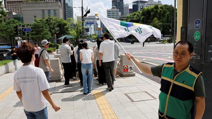 Citizens await at the City Hall subway station designated as shelter, during a National Civil Defense Drill in case of an air raid, tied to the Ulchi Freedom Shield 2025 Military Exercises, part of an annual combined training with troops from South Korea and the United States, in central Seoul, South Korea, August 20, 2025. REUTERS/Kim Soo-hyeon