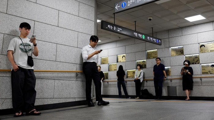 Kompak dan Tertib, Warga Seoul Ikuti Latihan Darurat Nasional Citizens await at the City Hall subway station designated as shelter, during a National Civil Defense Drill in case of an air raid, tied to the Ulchi Freedom Shield 2025 Military Exercises, part of an annual combined training with troops from South Korea and the United States, in central Seoul, South Korea, August 20, 2025. REUTERS/Kim Soo-hyeon