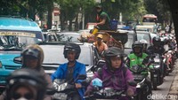 Selain separator busway, penyebab lalin tersendat adalah persilangan kendaraan yang mengarah ke Tanah Kusir dan Jalan Ciputat Raya. 