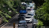 Lalin Arteri Pondok Indah, Jakarta, terpantau tersendat pada hari Kamis (21/8/2025). Penyebabnya karena ada bottle neck dan persimpangan menuju Tanah Kusir. 