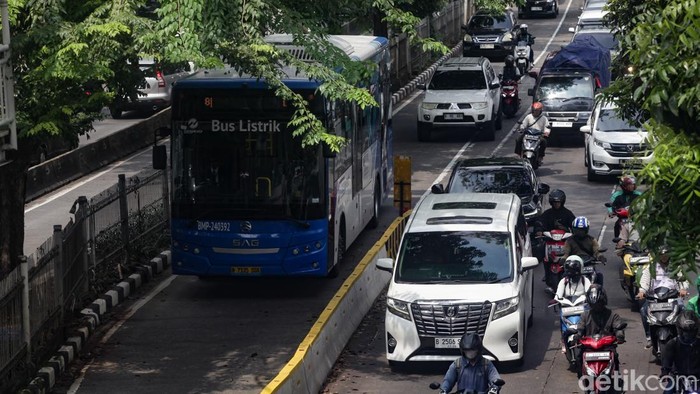Lalin Arteri Pondok Indah, Jakarta, terpantau tersendat pada hari Kamis (21/8/2025). Penyebabnya karena ada 'bottle neck' dan persimpangan menuju Tanah Kusir.