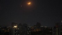 Serangan ini menjadi bagian dari rangkaian gempuran Rusia terhadap Ukraina yang terus berlangsung sejak invasi penuh skala pada 2022. Suara tembakan pertahanan udara terdengar bersahutan di berbagai titik kota, sementara cahaya ledakan sesekali memecah kegelapan malam. REUTERS/Gleb Garanich