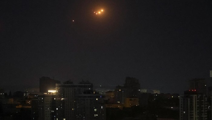 Langit malam di ibu kota Ukraina kembali mencekam setelah serangan pesawat tak berawak (drone) Rusia mengguncang Kyiv, Rabu (20/8/2025). Ledakan terlihat jelas menghiasi langit ketika pasukan pertahanan udara Ukraina menembaki sejumlah drone yang memasuki wilayah udara kota. REUTERS/Gleb Garanich
