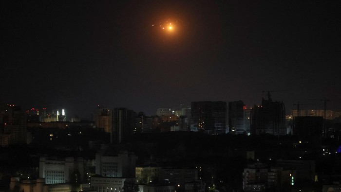 Langit Malam Kyiv Dihujani Serangan Drone Rusia Langit malam di ibu kota Ukraina kembali mencekam setelah serangan pesawat tak berawak (drone) Rusia mengguncang Kyiv, Rabu (20/8/2025). Ledakan terlihat jelas menghiasi langit ketika pasukan pertahanan udara Ukraina menembaki sejumlah drone yang memasuki wilayah udara kota. REUTERS/Gleb Garanich