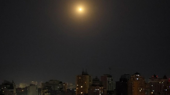 Langit malam di ibu kota Ukraina kembali mencekam setelah serangan pesawat tak berawak (drone) Rusia mengguncang Kyiv, Rabu (20/8/2025). Ledakan terlihat jelas menghiasi langit ketika pasukan pertahanan udara Ukraina menembaki sejumlah drone yang memasuki wilayah udara kota. REUTERS/Gleb Garanich