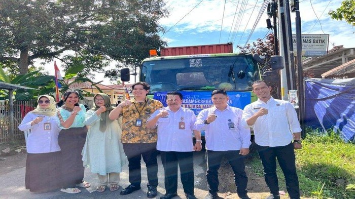 Lapas Cilacap gandeng CV. Rajasa Mas Jaya bekerja sama memberdayakan napi dalam pembuatan tikar berbahan dasar pandan. Produk ini diekspor ke Cina dan Hong Kong.