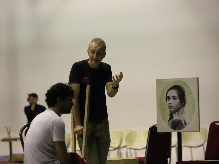 Latihan Teater Bunga Penutup Abad di kawasan TB Simatupang, Jakarta Selatan pada Kamis (21/8/2025). Latihan Teater Bunga Penutup Abad di kawasan TB Simatupang, Jakarta Selatan pada Kamis (21/8/2025).