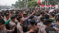 Arus lalu-lintas sempat terjadi kemacetan.