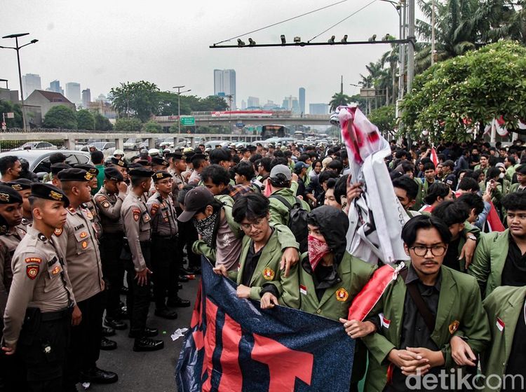 Penampakan Mahasiswa Demo di Depan DPR, Sempat Ricuh