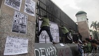 Isu lain yang diserukan adalah UU Sistem Pendidikan Nasional.