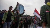 Gerakan Mahasiswa Bersama Rakyat (Gemarak) demo di depan gedung DPR, Jakarta, Kamis (21/8/2025). Ada sejumlah isu yang dibawa Gemarak, mulai dari penolakan kapitalisme, imperialisme, dan militerisme, hingga menentang oligarki.