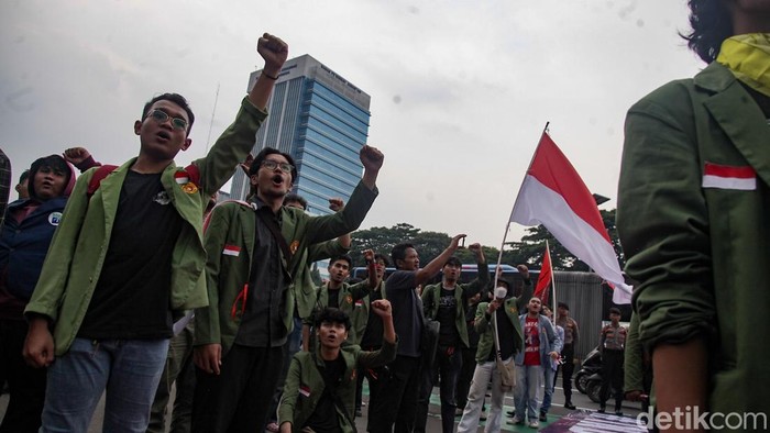 Gerakan Mahasiswa Bersama Rakyat (Gemarak) demo di depan gedung DPR, Jakarta, Kamis (21/8/2025). Ada sejumlah isu yang dibawa Gemarak, mulai dari penolakan kapitalisme, imperialisme, dan militerisme, hingga menentang oligarki.
