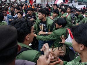 Video: Sempat Memanas, Massa Demo BEM SI di DPR Bubarkan Diri