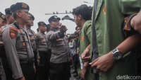 Di tengah aksi, sempat terjadi kericuhan antara massa dengan kepolisian.