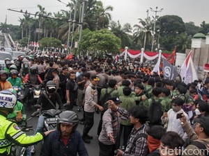 Video: Demo BEM SI di DPR Bertajuk Indonesia Sold Out Diwarnai Cekcok