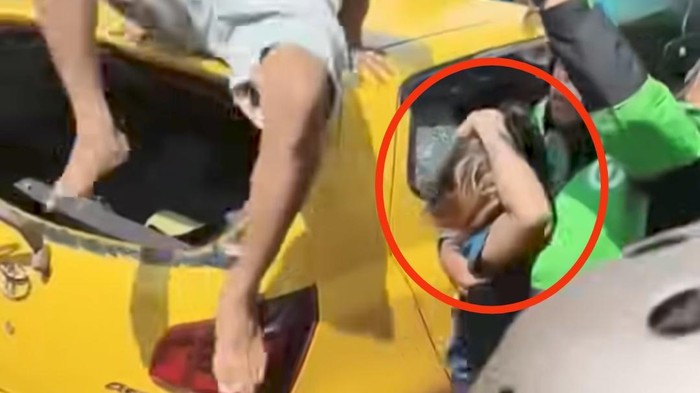 Seorang wanita bernama Asvika di Makassar diamuk massa setelah diduga menabrak motor dan truk.