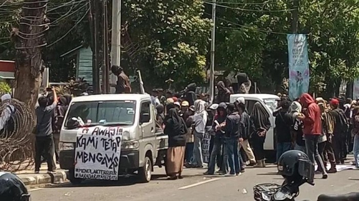 Demo di PN Makassar ricuh setelah putusan sengketa lahan warga Bara-Baraya. Massa merusak fasilitas, termasuk mobil hakim.
