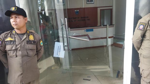 Massa kembali demo menolak perjanjian kerja sama antara Pemkab Pandeglang dan Pemkot Tangsel terkait penampungan sampah.