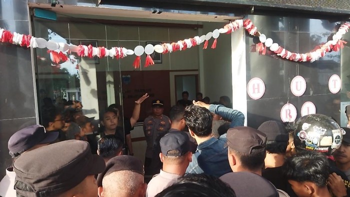Massa kembali demo menolak perjanjian kerja sama antara Pemkab Pandeglang dan Pemkot Tangsel terkait penampungan sampah.