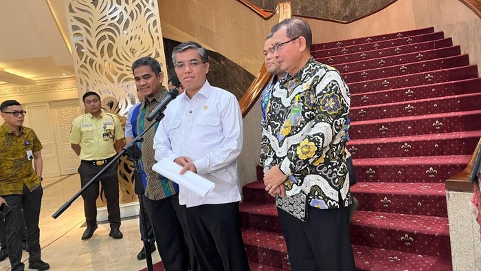 Menaker Yassierli konferensi pers soal Wamenaker Noel kena OTT KPK di Kemenaker, Jakarta, Kamis (21/8/2025).