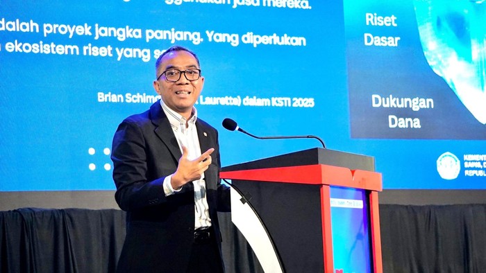 Mendiktisaintek Brian Yuliarto saat memberi materi dalam Rapat Pengampuan Perkuliahan Semester Ganjil Tahun Akademik 2025/2026 di Telkom University (Tel-U), Bandung, Kamis (21/8/2025)