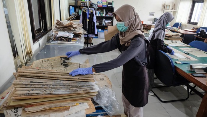 Menjaga Warisan Pers Indonesia Lewat Konservasi Koran Lawas Mahasiswa magang didampingi pegawai bagian Konservasi Preservasi memperbaiki koran terbitan lama koleksi Museum Pers Nasional di Solo, Jawa Tengah, Kamis (21/8/2025). Kegiatan pelestarian koran terbitan lama dari berbagai media dan surat kabar di Indonesia itu sebagai upaya penyelamatan arsip koleksi setempat yang selanjutnya dilakukan proses alih media digital guna mempermudah akses informasi bagi masyarakat. ANTARAFOTO/Maulana Surya/nz. *** Local Caption ***