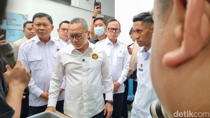 Menko Pangan Zulkifli Hasan mengunjungi Satuan Pelayanan Pemenuhan Gizi (SPPG) Wonocolo, Surabaya