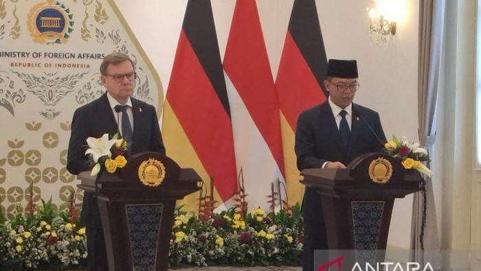 Menteri Luar Negeri RI Sugiono (kanan) memberikan Pernyataan Bersama dengan Menteri Luar Negeri Jerman Johann Wadephul di Jakarta, Rabu (20/8/2025).