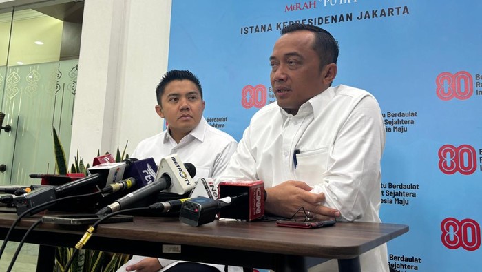 Mensesneg Prasetyo Hadi dan Seskab Teddy Indra Wijaya di kompleks Istana Kepresidenan, Jakarta, Kamis (21/8/2025).