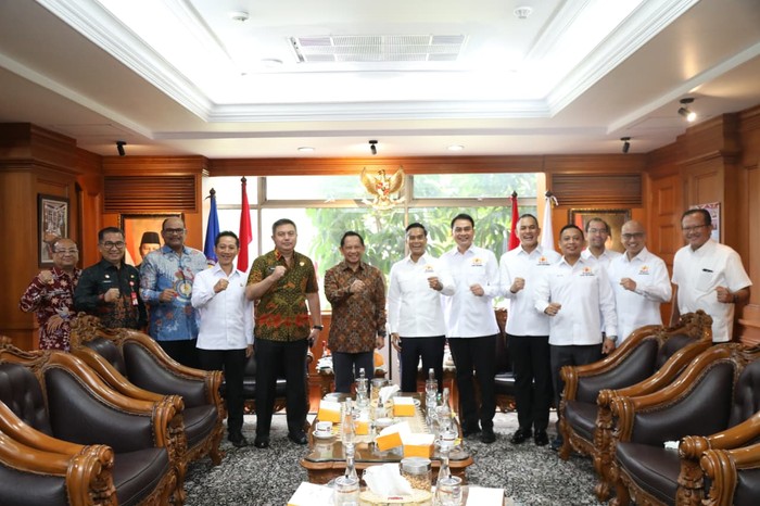 Menteri Dalam Negeri (Mendagri) Muhammad Tito Karnavian menerima kunjungan kerja Ketua Umum (Ketum) Kamar Dagang dan Industri (Kadin) Indonesia Anindya Novyan Bakrie di Kantor Pusat Kementerian Dalam Negeri (Kemendagri).
