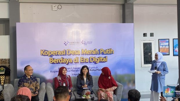 Menteri Komdigi Meutya Hafid dalam kunjungannya ke Koperasi Merah Putih di Kelurahan Karangbesuki, Kecamatan Sukun, Kota Malang, Jawa Timur, Kamis (21/08/2025). (CNBC Indonesia/Novina Putri Bestari)