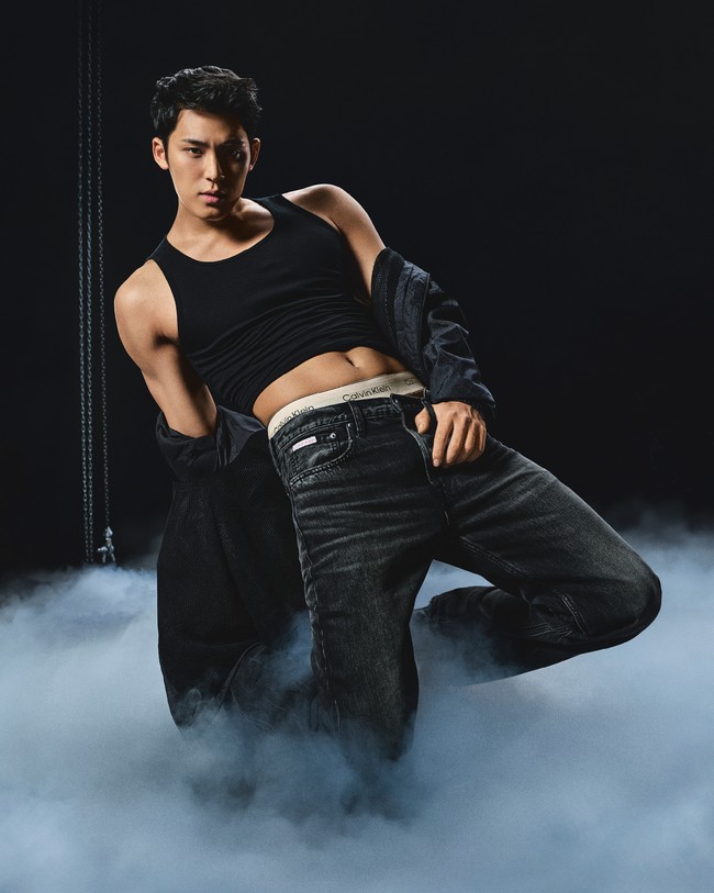 Visual grup KPop SEVENTEEN ini pertama kali diumumkan sebagai model Calvin Klein saat mengisi campaign koleksi Fall 2024. Sejak itu, ia terus menunjukkan kharisma yang tak terbantahkan. Foto: dok. Calvin Klein