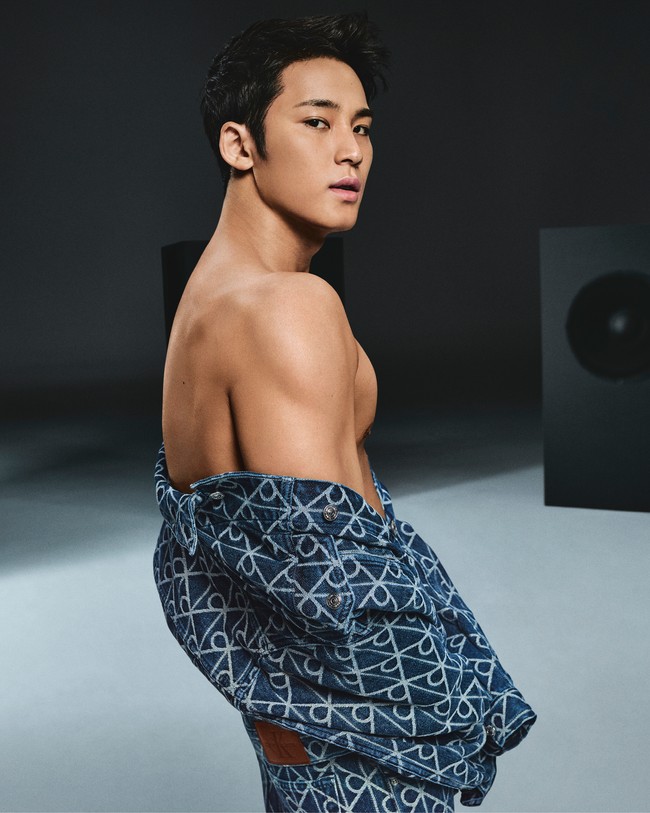 Jaket yang dibiarkan terbuka, mengekspos dada bidang dan otot perutnya yang terdefinisi. Foto: dok. Calvin Klein