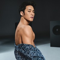 Jaket yang dibiarkan terbuka, mengekspos dada bidang dan otot perutnya yang terdefinisi. Foto: dok. Calvin Klein