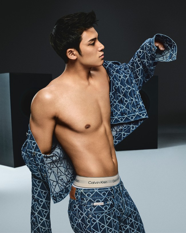 Penampilannya memakai trucker jacket dan denim jeans beremblem CK tanpa dalaman sontak bikin CARAT histeris. Foto: dok. Calvin Klein