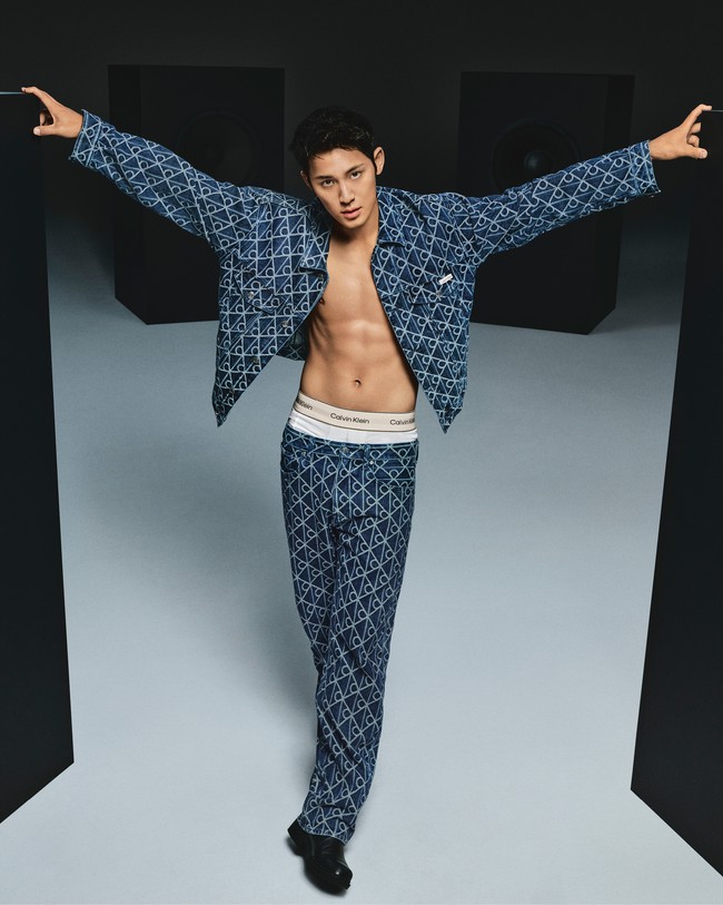 Wajah tampan Mingyu SEVENTEEN menghiasi campaign koleksi denim Calvin Klein Fall 2025, yang terinspirasi dari gaya 90-an. Foto: dok. Calvin Klein