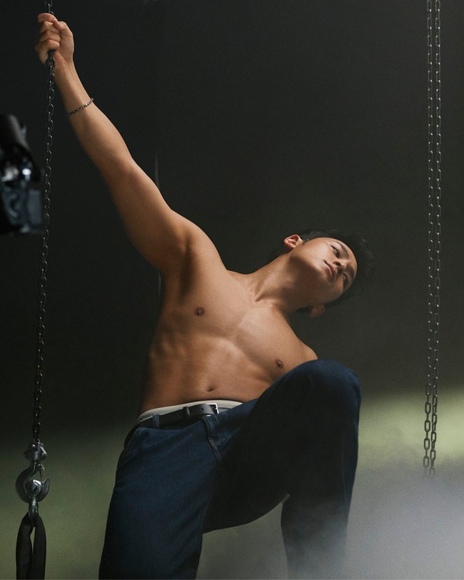 Foto-foto behind the scene dari pemotretan ini juga viral dan membuat CARAT semakin meleleh. Foto: dok. Calvin Klein