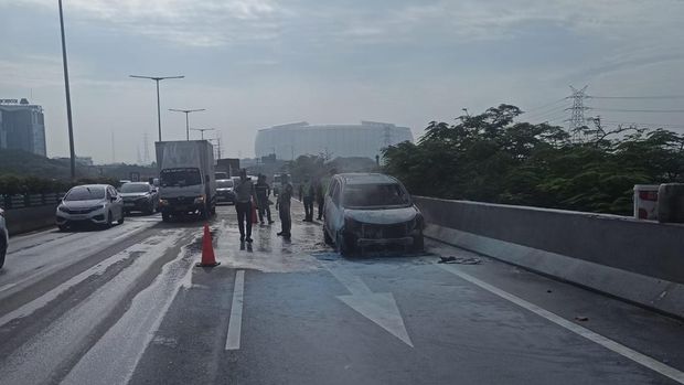 Mobil Sigra terbakar di Tol Layang Kemayoran sempat membuat arus lalin arah Pluit macet, Kamis (21/8/2025) pagi tadi.