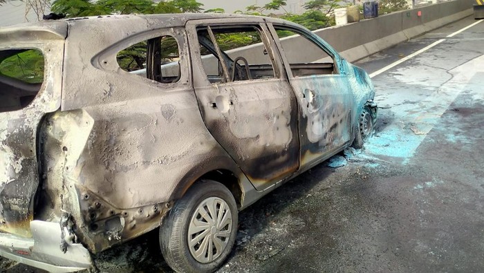 Mobil Sigra terbakar di Tol Layang Kemayoran sempat membuat arus lalin arah Pluit macet, Kamis (21/8/2025) pagi tadi.